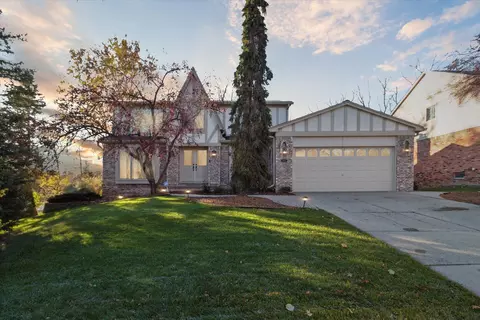 1009 Valley Stream Dr, Rochester Hills, MI 48309