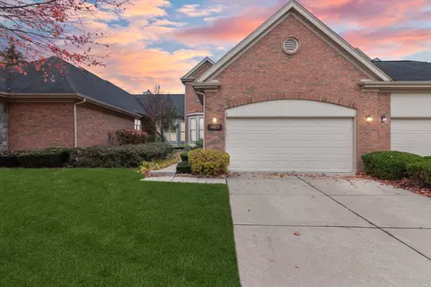 39425 Village Run Dr, Northville, MI 48168