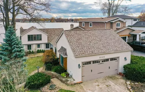 9149 Longcroft Dr, White Lake, MI 48386
