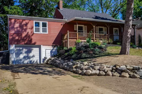3860 Faber Ter, Waterford, MI 48328