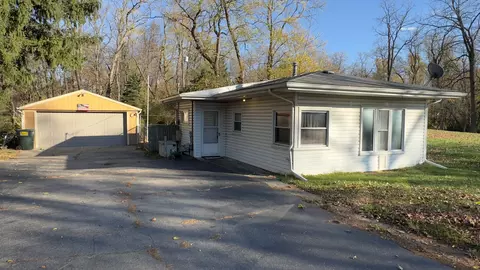 6593 Hamburg Rd, Brighton, MI 48116