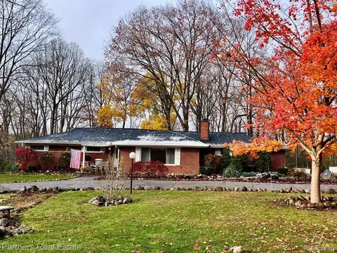 5338 W Doherty Dr, West Bloomfield, MI 48323