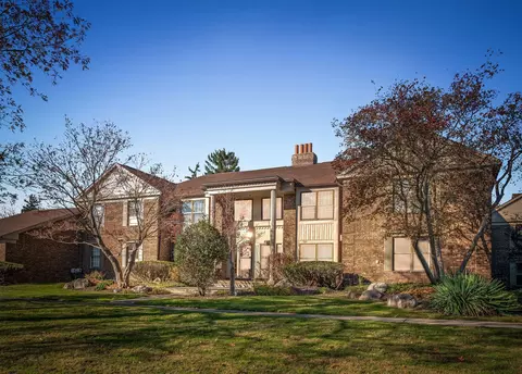 4398 Knightsbridge Ln, West Bloomfield, MI 48323