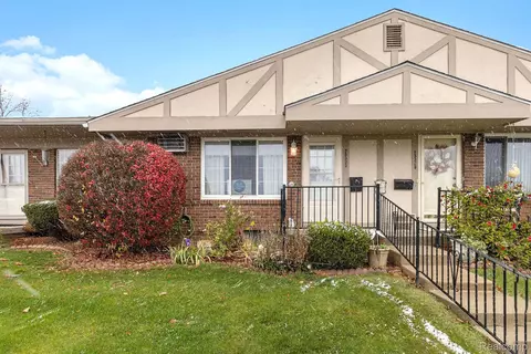 25333 Potomac Dr Unit Apt 7 Dr 7 40 Dr #7, South Lyon, MI 48178