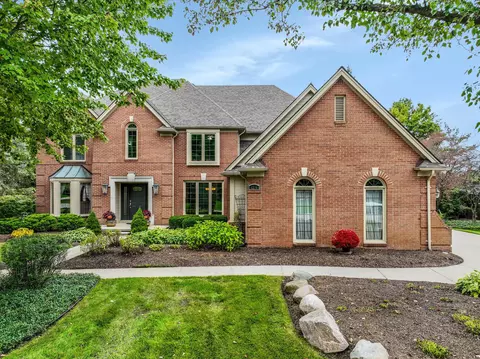 4214 Oak Tree Cir, Oakland, MI 48306