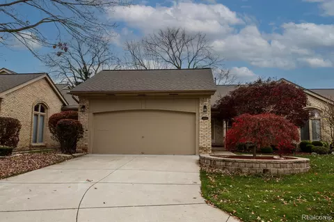 43105 W Kirkwood Dr, Clinton Township, MI 48038