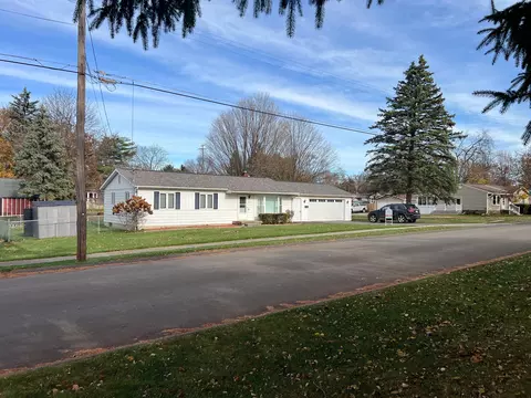 311 4th St, Fenton, MI 48430
