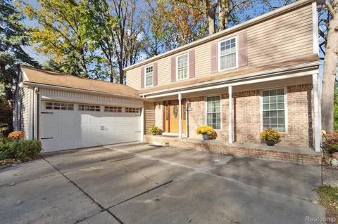 8593 Charles Crt Ct, Sterling Heights, MI 48312