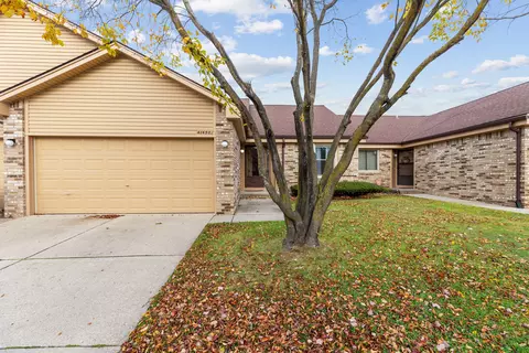 41450 Ambercrest Dr, Sterling Heights, MI 48314