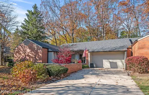 1040 Stratford Plc Pl, Bloomfield Hills, MI 48304