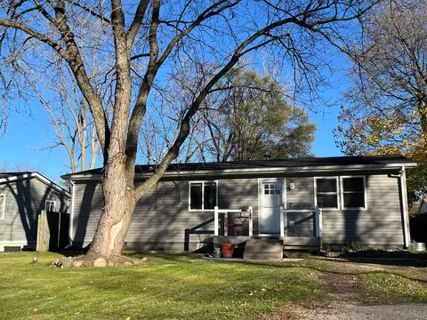5040 Lake Grove Dr, White Lake, MI 48383