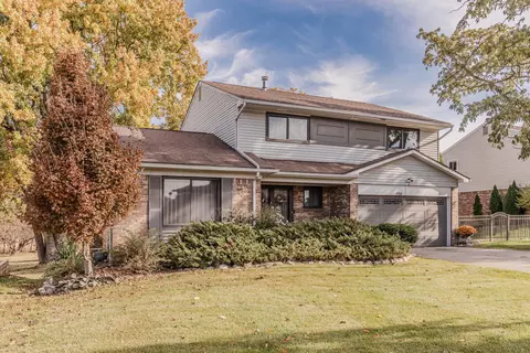4766 Parkridge Dr, Waterford, MI 48329