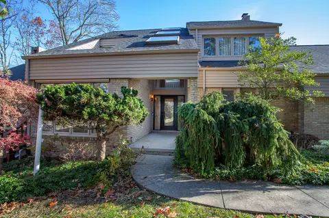 5056 Mirror Lk, West Bloomfield, MI 48323