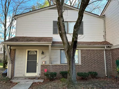 27129 Farmbrook Villa Dr, Southfield, MI 48034