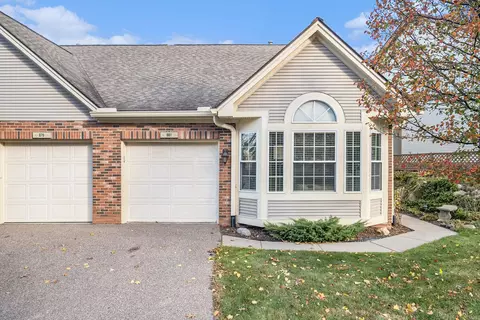 881 Whisperwood Trl, Fenton, MI 48430
