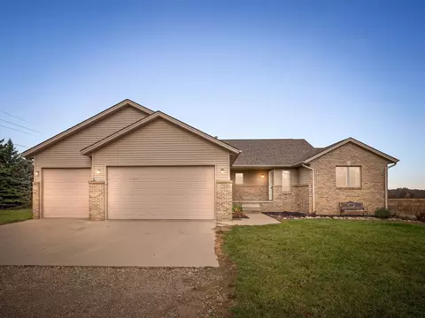 7265 Wood Pointe Dr, Almont, MI 48003