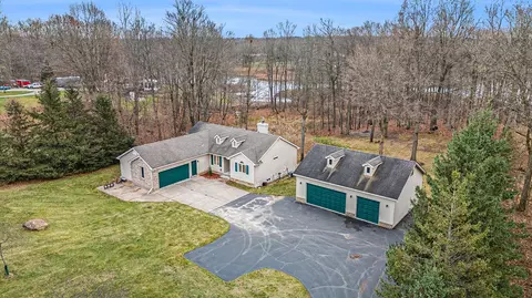 570 Rolling Acres Dr, Brandon, MI 48462
