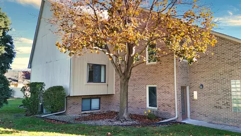42378 Lochmoor St, Clinton Township, MI 48038