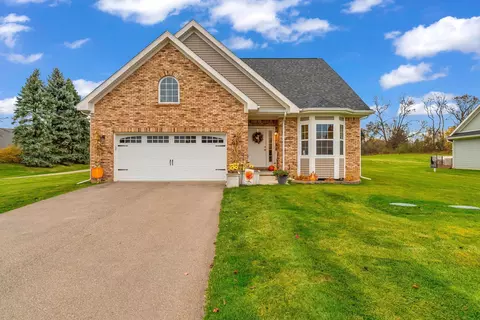 7496 Village Crt Ct, Springfield, MI 48350