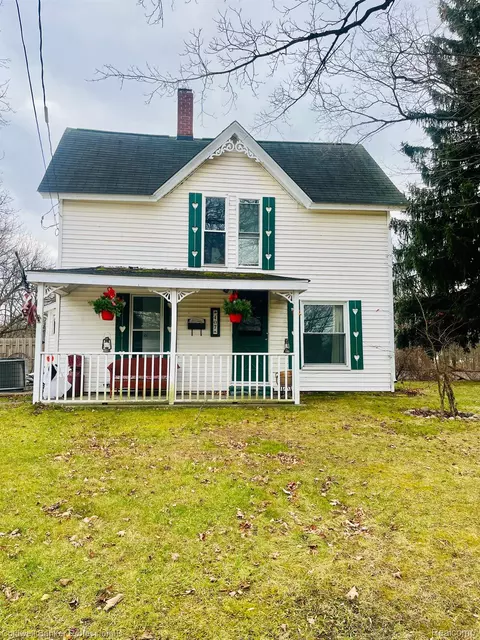 407 Oakland St, Holly, MI 48442