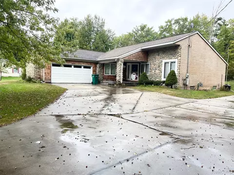 1152 S Bay Dr, Tawas City, MI 48763