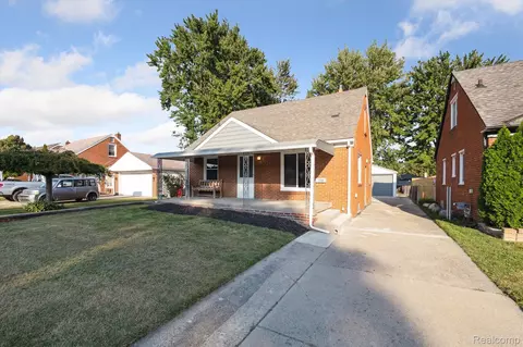 27260 Leroy St, Roseville, MI 48066