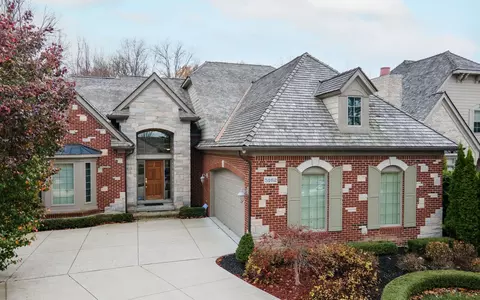 5162 Newport Crt Ct, Oakland, MI 48306