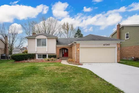 47247 Lexington Dr, Macomb, MI 48044