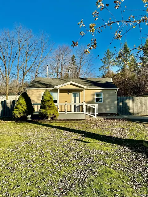 4040 Manitoba St, Auburn Hills, MI 48326