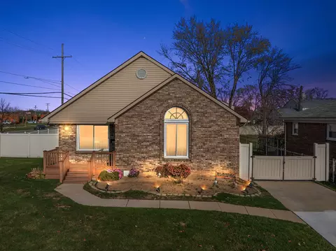 22905 Glenbrook St, Saint Clair Shores, MI 48082