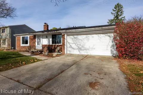 2923 Quartz Dr, Troy, MI 48085