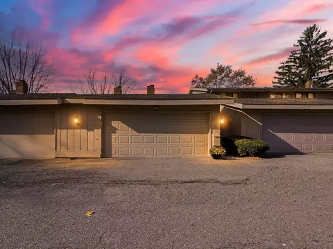7356 Creek View Cir, West Bloomfield, MI 48322
