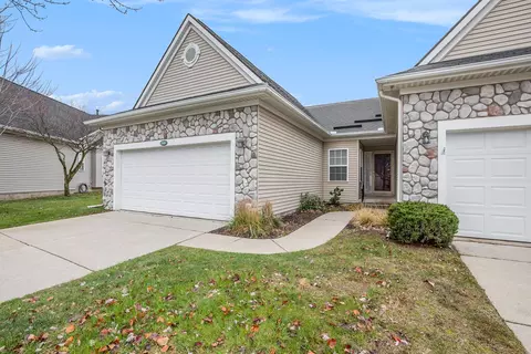 3545 Grove Ln, Auburn Hills, MI 48326