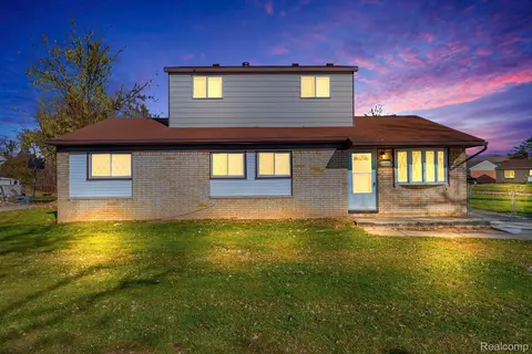 27002 Stacy St, Taylor, MI 48180