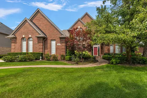 410 Springview Dr, Rochester, MI 48307