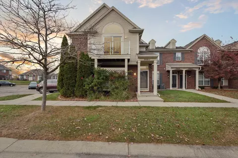 30011 Fox Run Cir, Warren, MI 48092