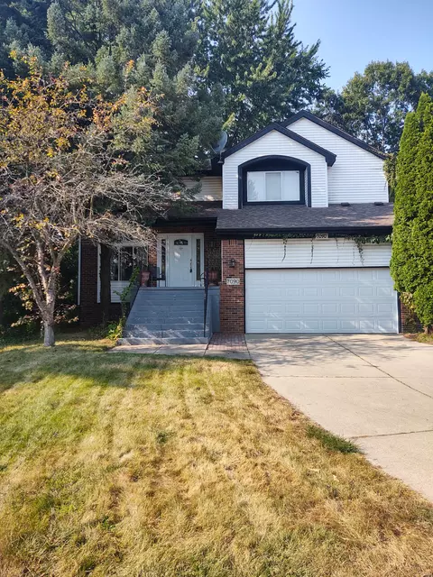 7090 Villa Dr, Waterford, MI 48327
