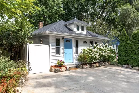1865 Cass Lake Front Rd, Keego Harbor, MI 48320