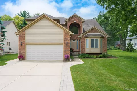 230 Elizabeth St, Lake Orion, MI 48362