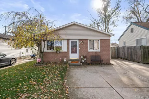 17834 Common Rd, Roseville, MI 48066