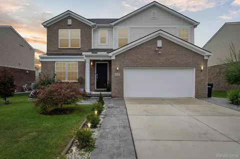 5240 Woods Dr, Sterling Heights, MI 48310