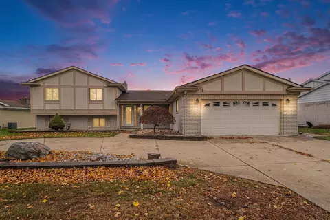 6472 Emerald Lake Dr, Troy, MI 48085