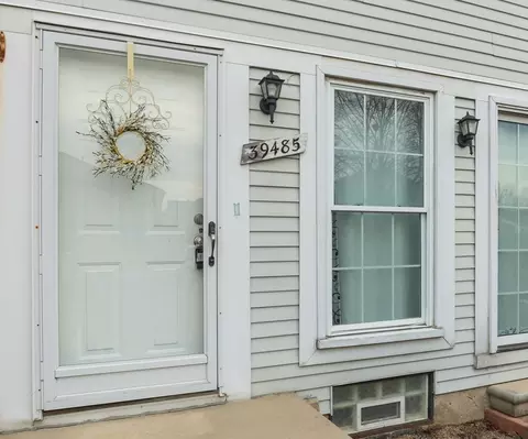 39485 Heatherheath Dr, Clinton Township, MI 48038