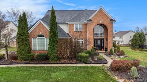 818 Fairhaven Dr, South Lyon, MI 48178