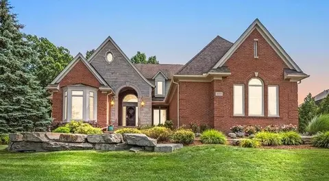 5353 Keswick Crt Ct, Oakland, MI 48306