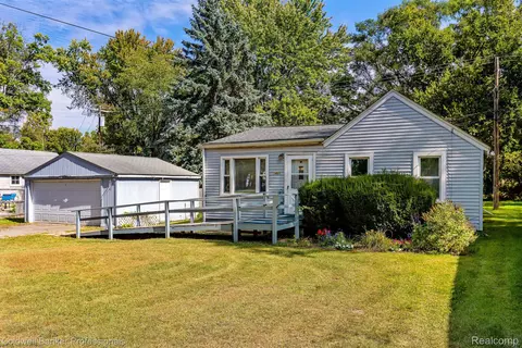1460 Courtland Blvd, Rochester Hills, MI 48307