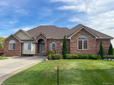 1130 S River Pointe Ln, St. Clair, MI 48079