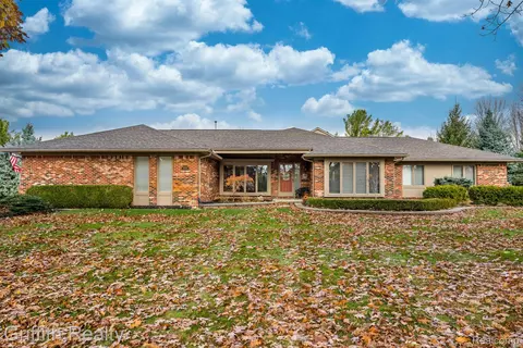 48770 Thornbury Dr, Novi, MI 48374