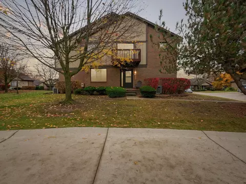 125 Meadow Lane Cir, Rochester Hills, MI 48307