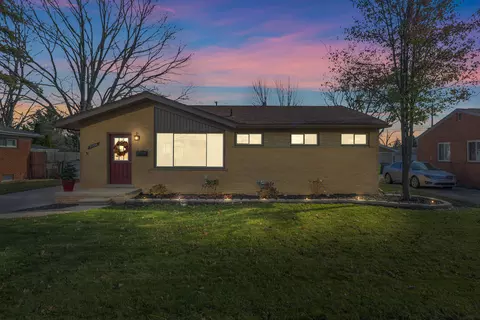 21256 Danbury St, Clinton Township, MI 48035